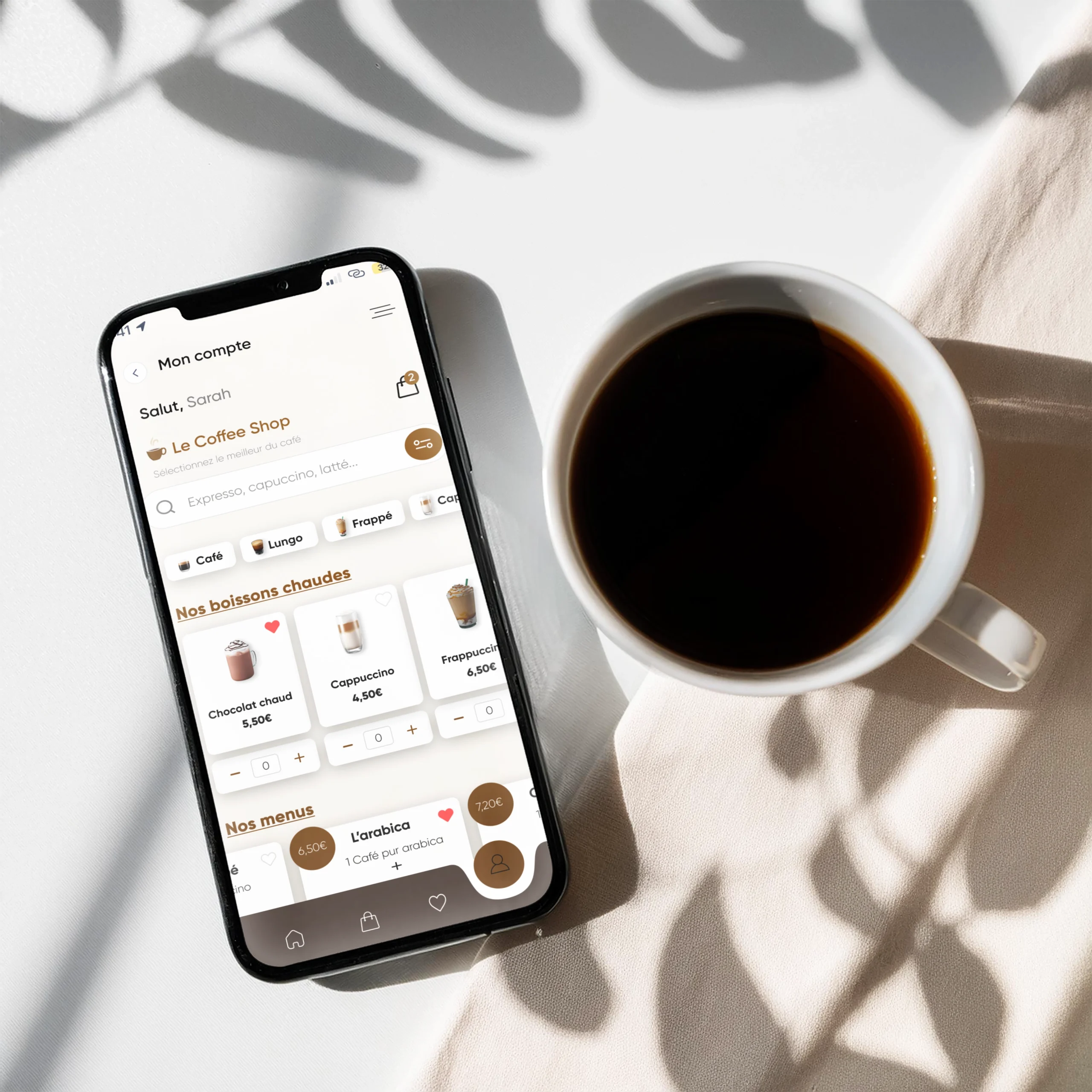 Mockup le coffee shop a cote d'une tasse de café