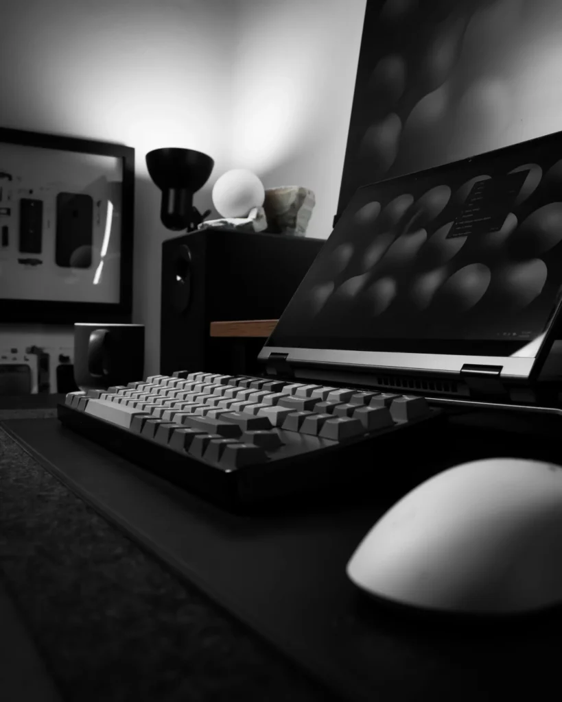 Ordinateur et ecran de couleur noir